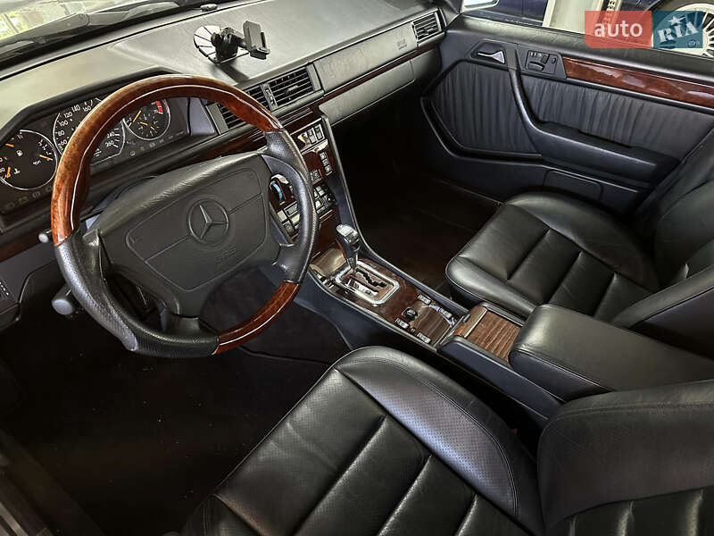 Седан Mercedes-Benz E-Class 1993 в Києві