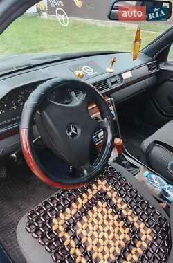 Седан Mercedes-Benz E-Class 1986 в 