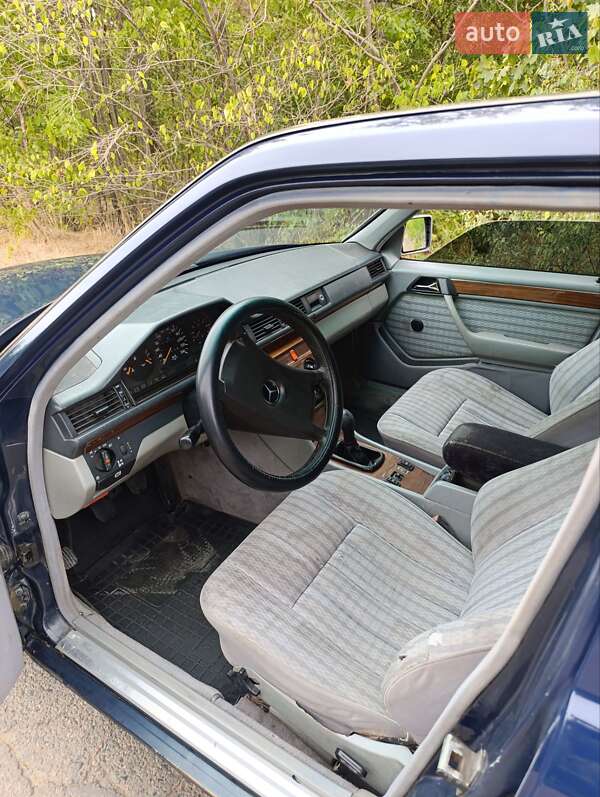 Седан Mercedes-Benz E-Class 1990 в Одессе