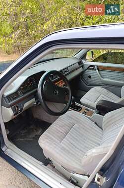 Седан Mercedes-Benz E-Class 1990 в 