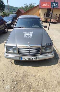 Седан Mercedes-Benz E-Class 1993 в Иршаве