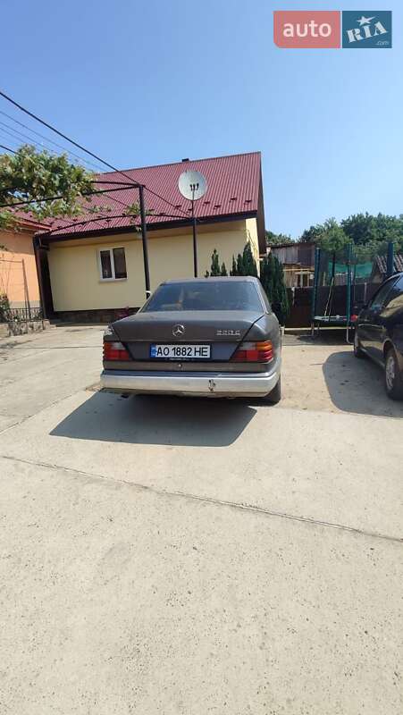 Седан Mercedes-Benz E-Class 1993 в Іршаві
