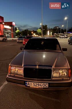 Седан Mercedes-Benz E-Class 1987 в Иванкове