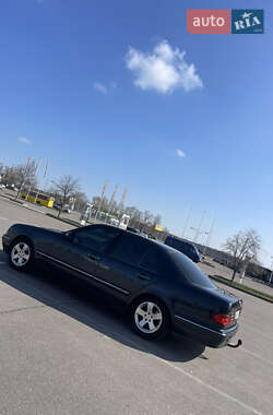Седан Mercedes-Benz E-Class 2001 в Києві