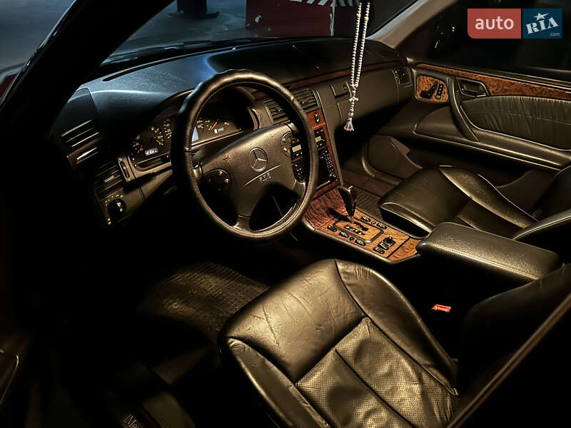 Седан Mercedes-Benz E-Class 2000 в Киеве