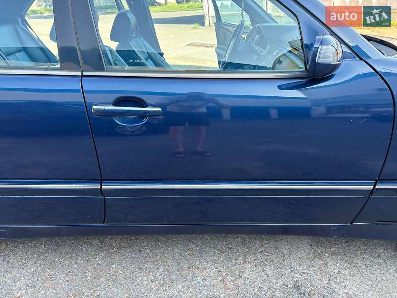 Седан Mercedes-Benz E-Class 2000 в Києві