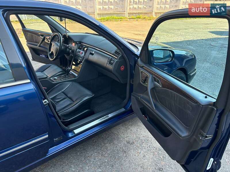 Седан Mercedes-Benz E-Class 2000 в Києві