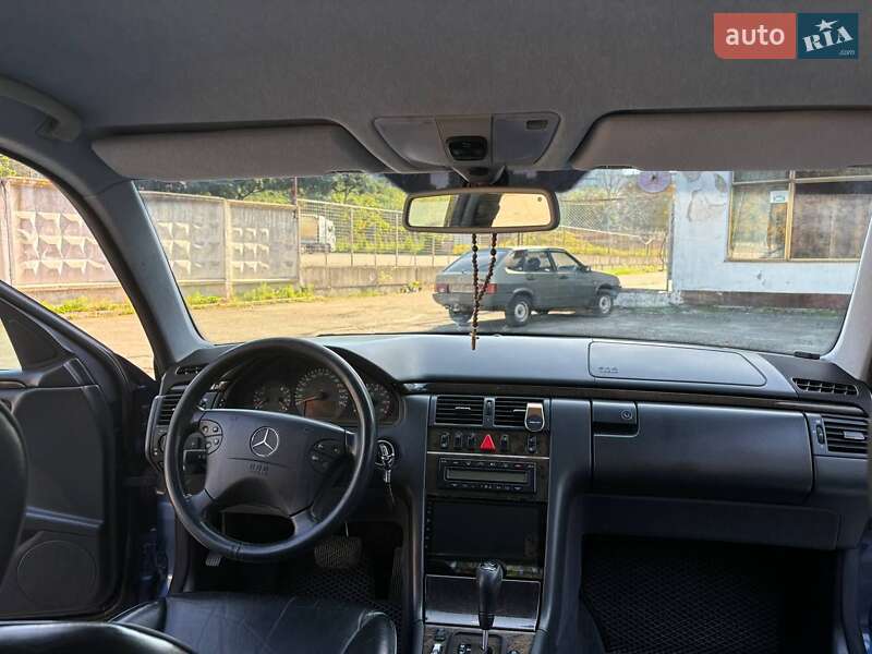 Седан Mercedes-Benz E-Class 2000 в Києві