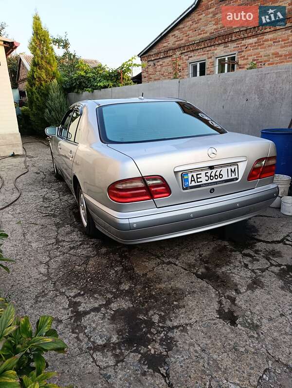 Седан Mercedes-Benz E-Class 2000 в Днепре