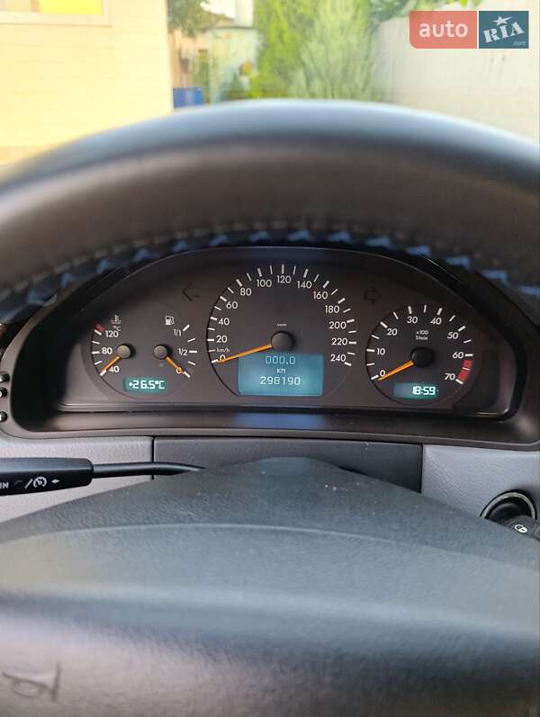 Седан Mercedes-Benz E-Class 2000 в Днепре