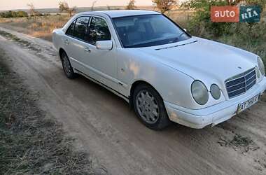 Седан Mercedes-Benz E-Class 1997 в Хотині