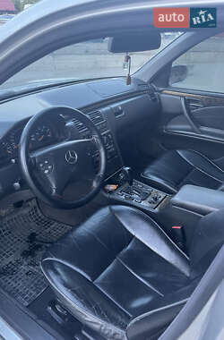Седан Mercedes-Benz E-Class 2001 в 