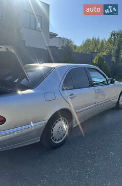 Седан Mercedes-Benz E-Class 2001 в 
