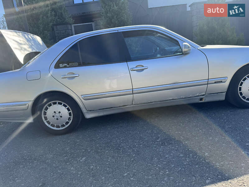Седан Mercedes-Benz E-Class 2001 в Киеве