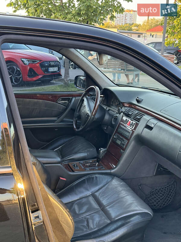 Седан Mercedes-Benz E-Class 2001 в Хмельницком