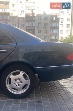 Седан Mercedes-Benz E-Class 1999 в 