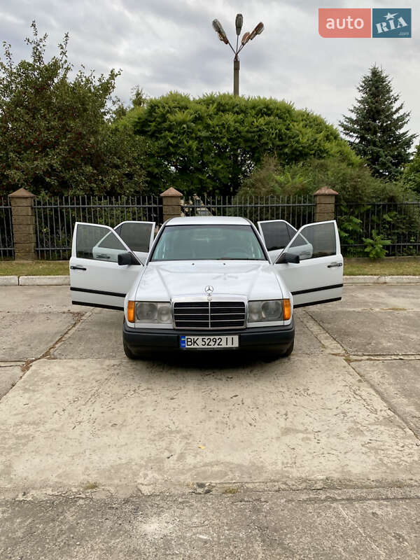 Седан Mercedes-Benz E-Class 1988 в Березному