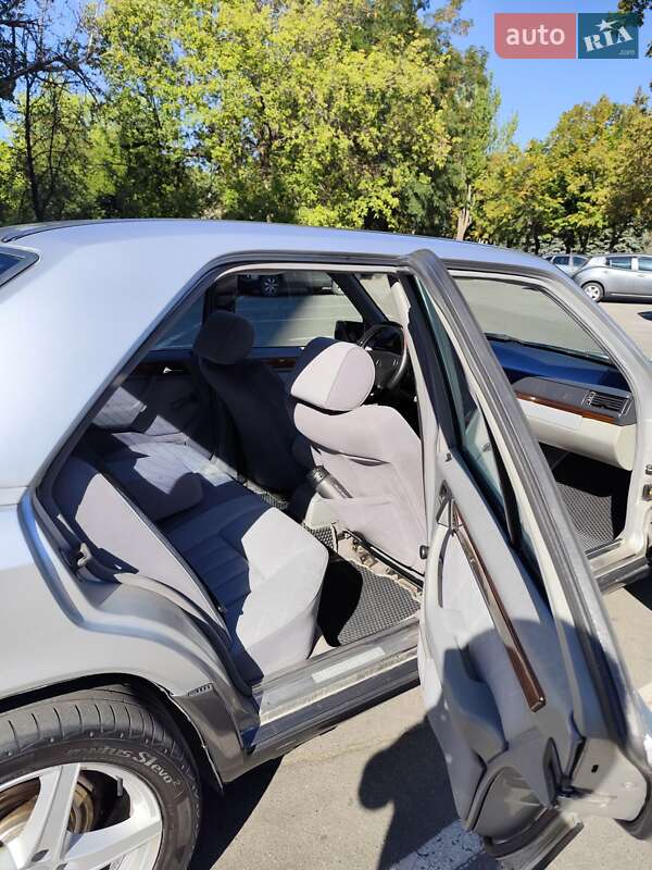 Седан Mercedes-Benz E-Class 1994 в Днепре