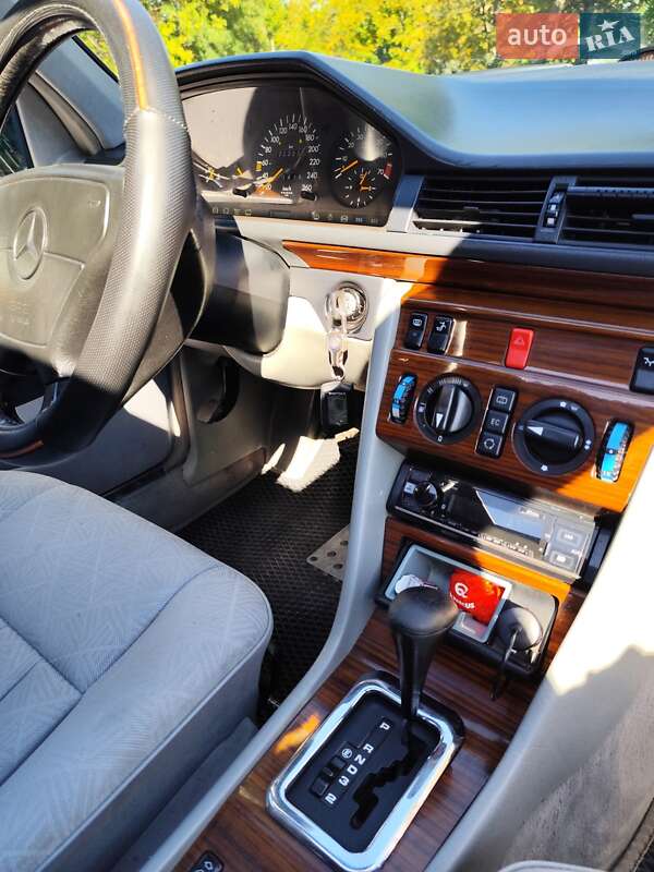 Седан Mercedes-Benz E-Class 1994 в Днепре