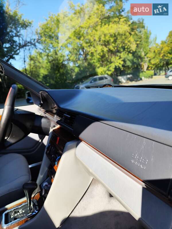 Седан Mercedes-Benz E-Class 1994 в Днепре