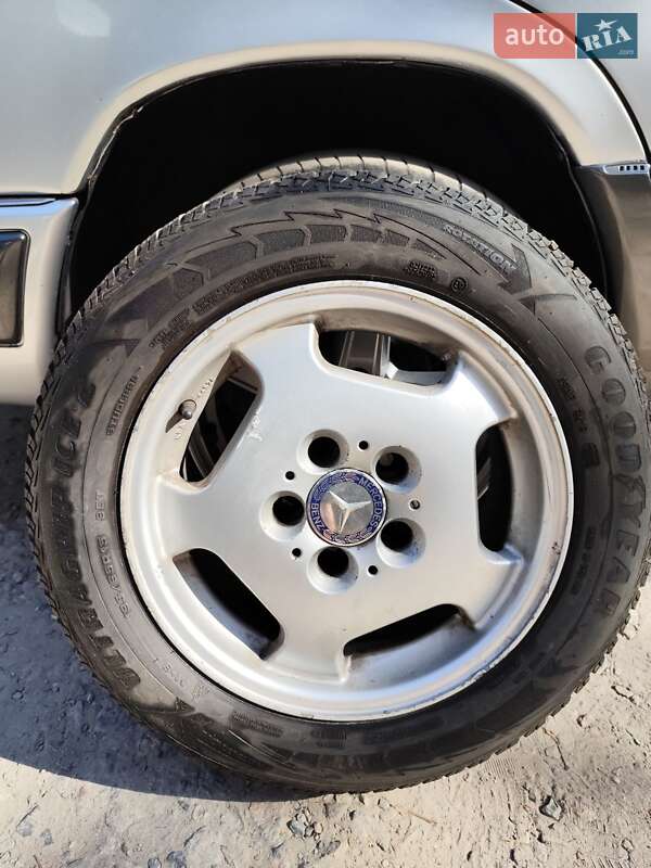 Седан Mercedes-Benz E-Class 1994 в Днепре