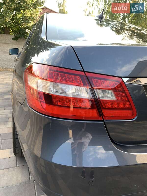 Седан Mercedes-Benz E-Class 2012 в Чернігові