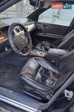Седан Mercedes-Benz E-Class 1999 в  фото 12 Седан Mercedes-Benz E-Class 1999 в