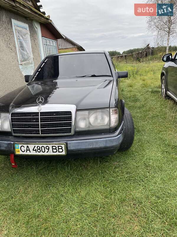 Седан Mercedes-Benz E-Class 1987 в Корце