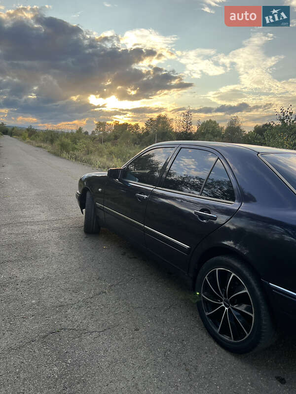 Седан Mercedes-Benz E-Class 1998 в Коломые