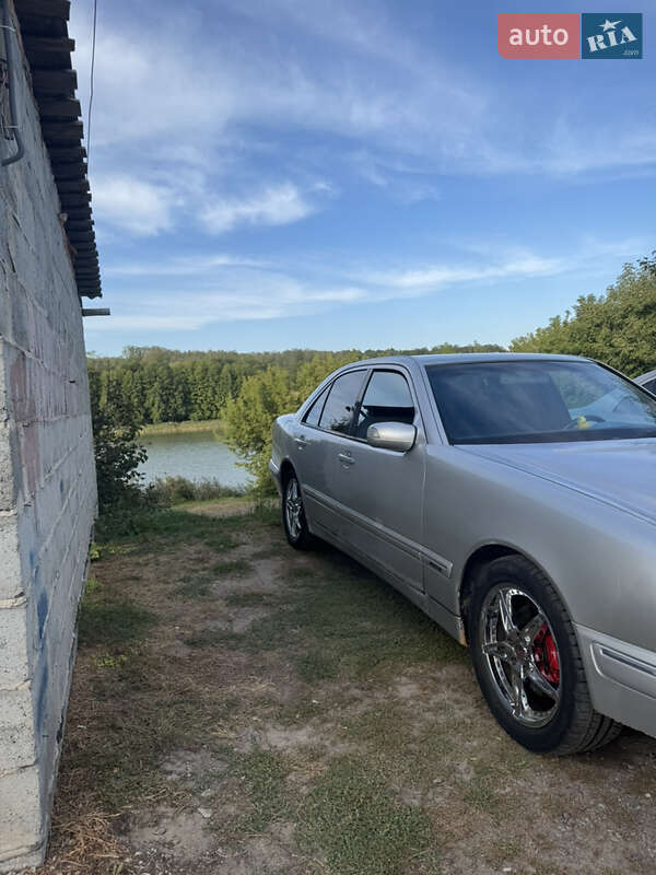 Седан Mercedes-Benz E-Class 2001 в Киеве
