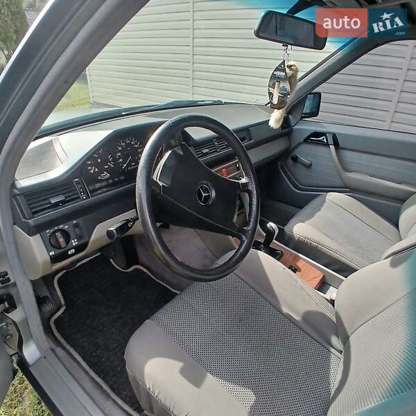 Седан Mercedes-Benz E-Class 1989 в Коритному