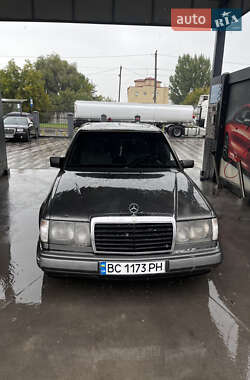 Седан Mercedes-Benz E-Class 1990 в Львові