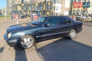 Седан Mercedes-Benz E-Class 2000 в 