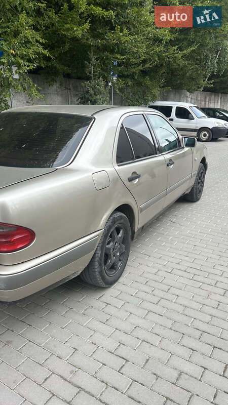 Седан Mercedes-Benz E-Class 1997 в Львове