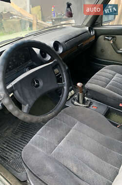 Седан Mercedes-Benz E-Class 1984 в 