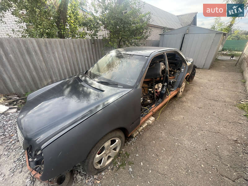 Седан Mercedes-Benz E-Class 2000 в  фото Седан Mercedes-Benz E-Class 2000 в