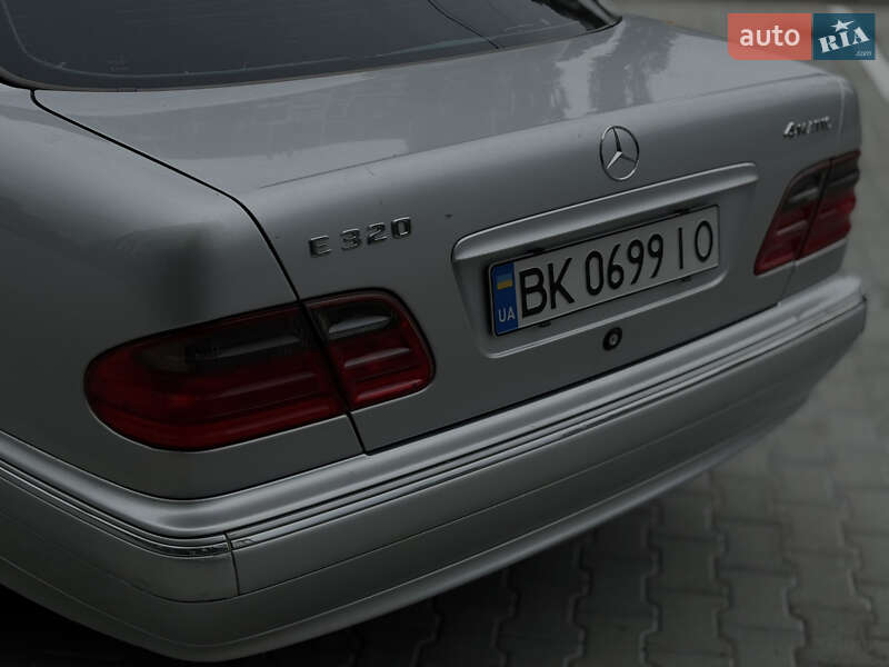 Седан Mercedes-Benz E-Class 1999 в Вараше