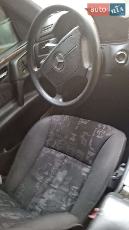 Седан Mercedes-Benz E-Class 1996 в Днепре