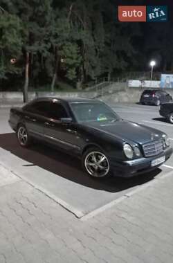 Седан Mercedes-Benz E-Class 1998 в Нетешине