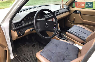 Седан Mercedes-Benz E-Class 1986 в 