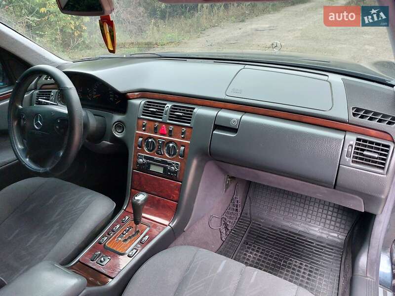 Седан Mercedes-Benz E-Class 2001 в Кицмани
