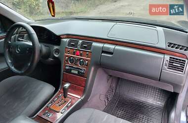 Седан Mercedes-Benz E-Class 2001 в 