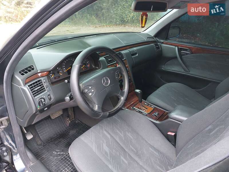 Седан Mercedes-Benz E-Class 2001 в Кицмани
