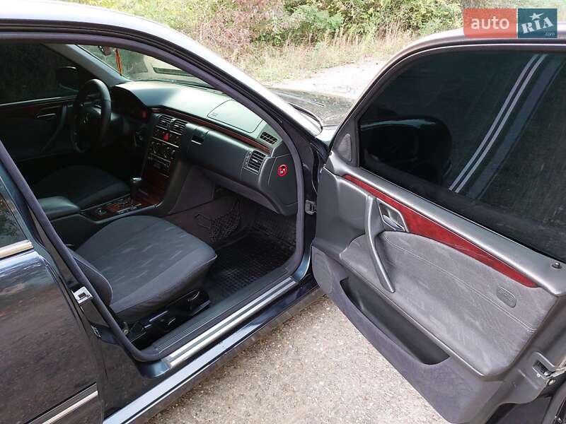 Седан Mercedes-Benz E-Class 2001 в Кицмани
