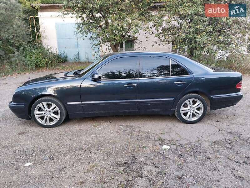 Седан Mercedes-Benz E-Class 2001 в Кицмани