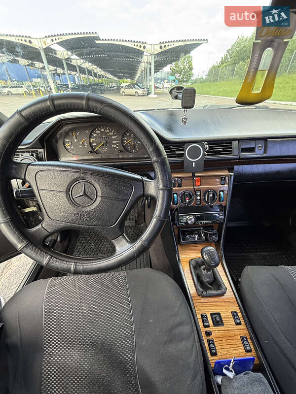 Седан Mercedes-Benz E-Class 1992 в Львові