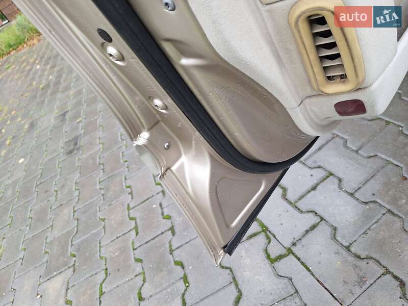 Седан Mercedes-Benz E-Class 2002 в Черновцах