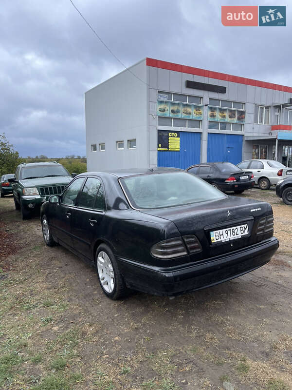 Седан Mercedes-Benz E-Class 2000 в Южном