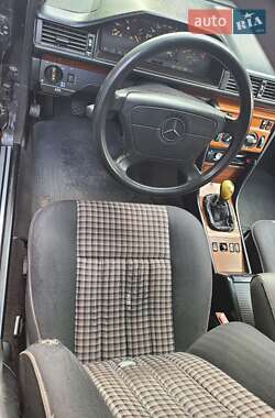 Седан Mercedes-Benz E-Class 1995 в  фото 12 Седан Mercedes-Benz E-Class 1995 в
