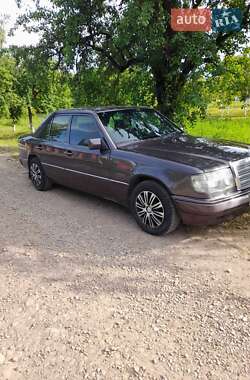 Седан Mercedes-Benz E-Class 1993 в Снятине